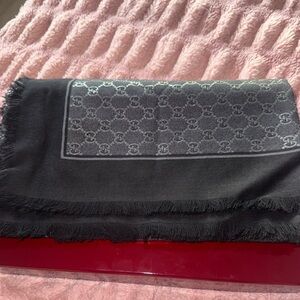New with tag. Gucci Black and Gray Logo Scarf